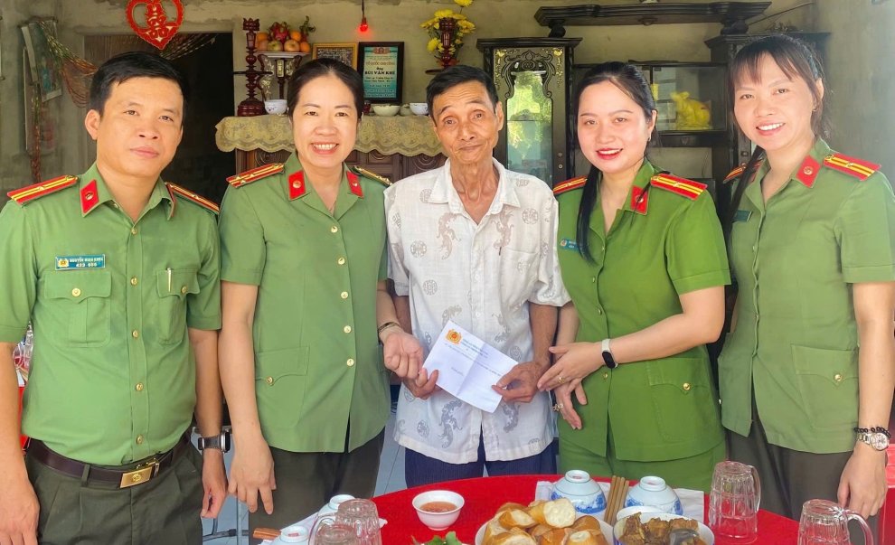 Công an phường Phú Tân thăm gia đình chính sách nhân kỷ niệm 79 năm Ngày Thương binh - Liệt sĩ (27/7/1947 - 27/7/2026)