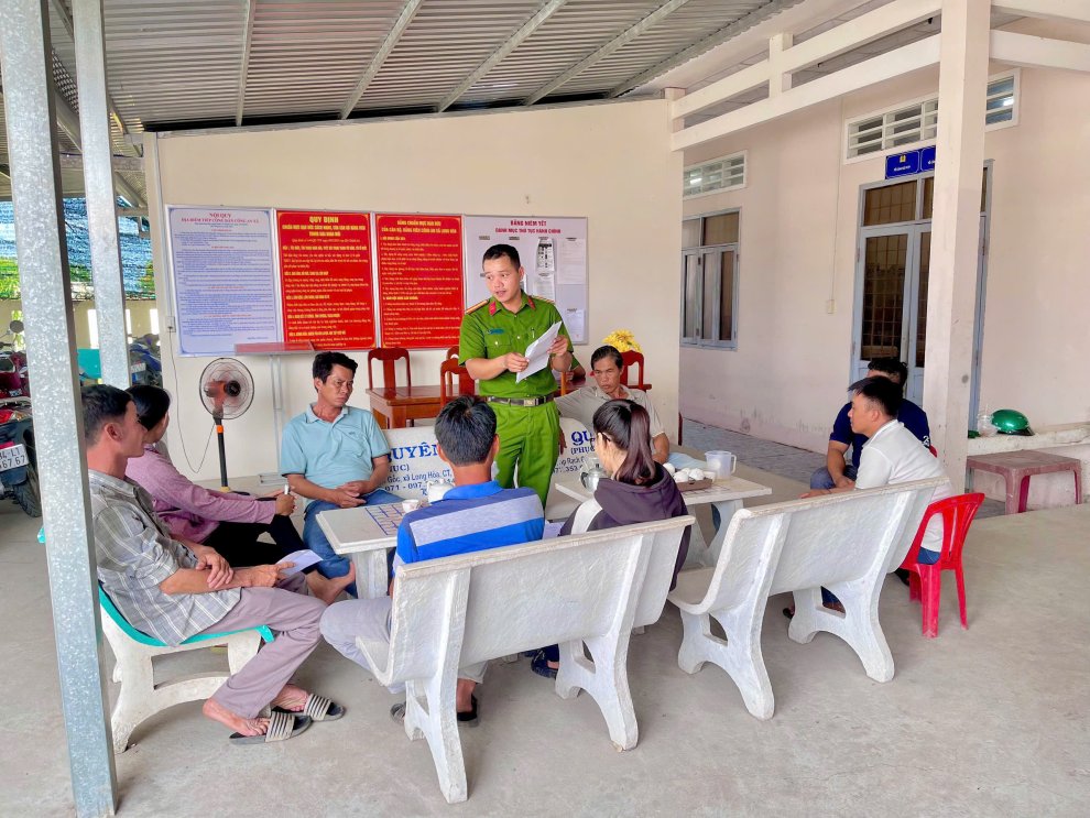 Công an xã Long Hòa tuyên truyền, hướng dẫn thủ tục xóa án tích cho người chấp hành xong án phạt tù