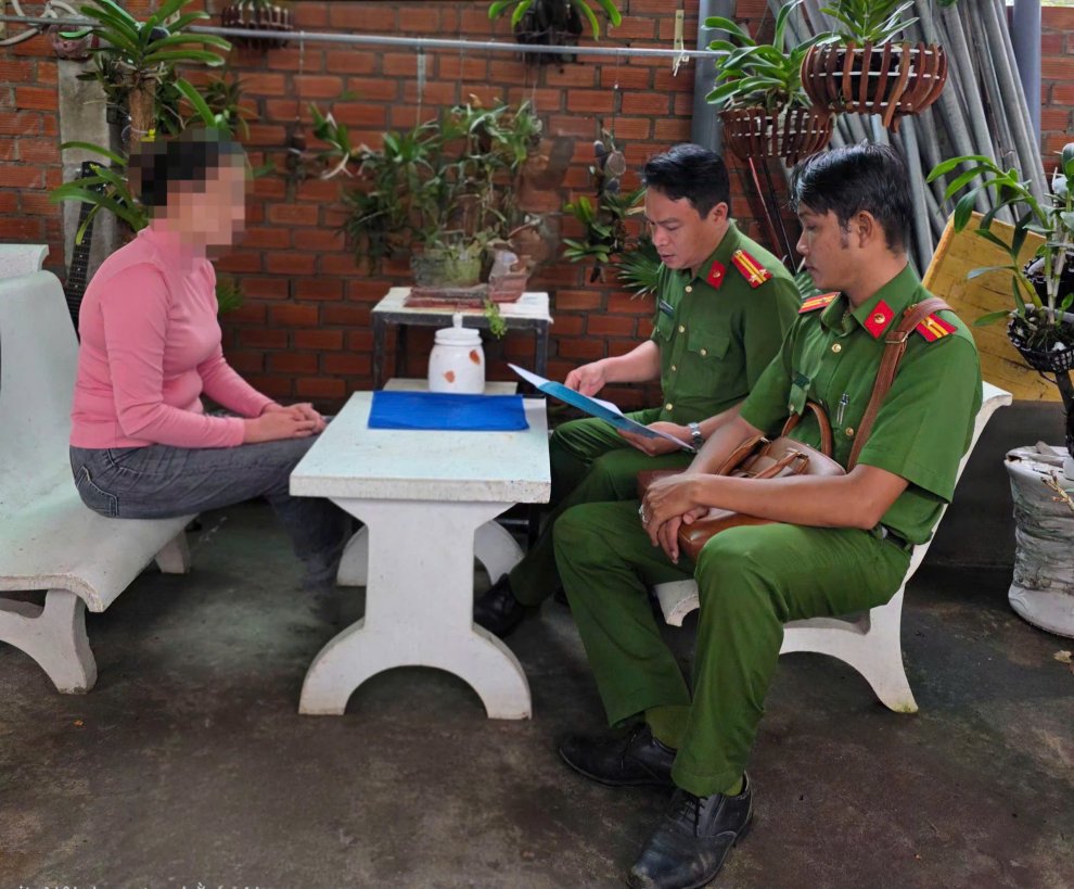 Công an xã Lộc Thuận kiểm tra việc chấp hành pháp luật về an toàn thực phẩm