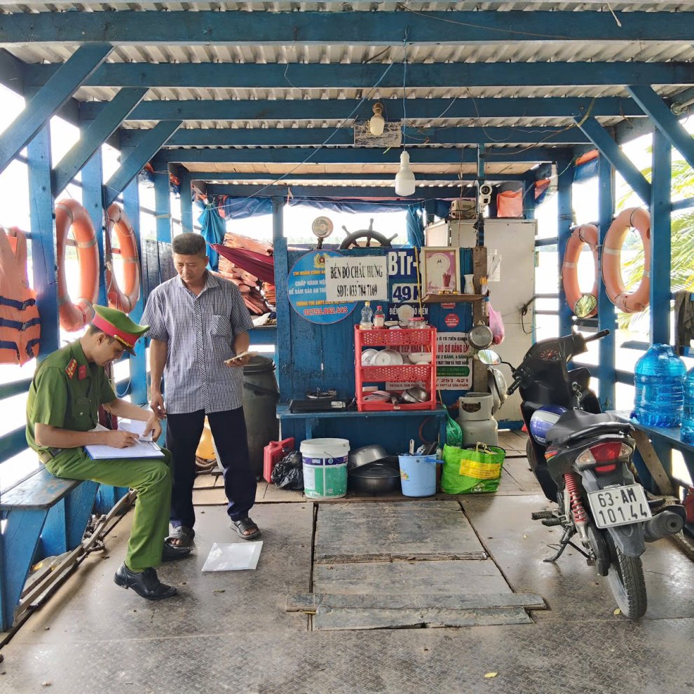 Công an xã Lương Hòa kiểm tra công tác bảo đảm trật tự, an toàn giao thông tại các bến khách ngang sông