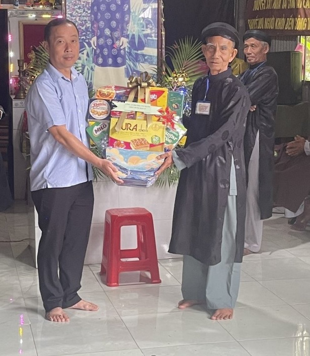 Công an phường Tân Hạnh chúc mừng kỷ niệm 87 năm ngày khai đạo Phật giáo Hòa Hảo