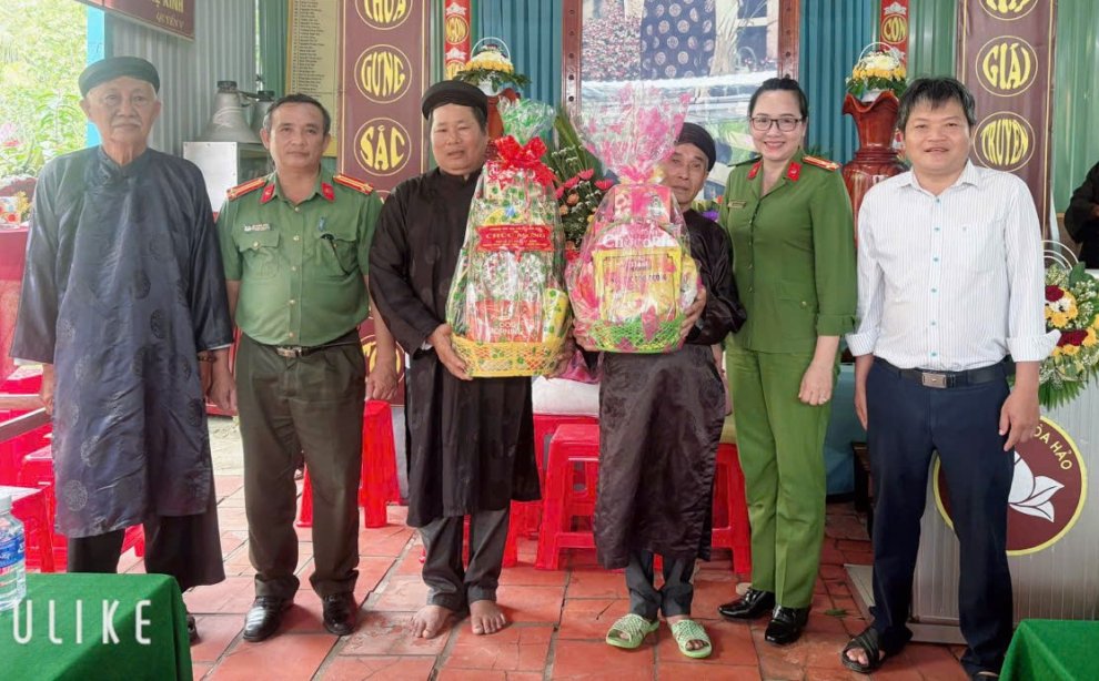 Công an xã Tân Long Hội thăm, chúc mừng Ban Trị sự Phật giáo Hoà Hảo