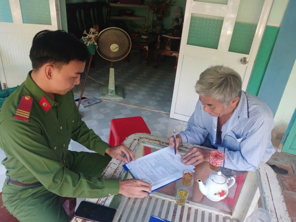 Công an xã Bình Đại phối hợp thu thập thông tin nhân thân liệt sĩ