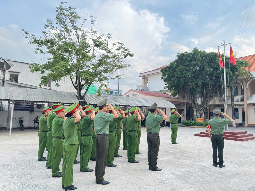 Công an xã Mỏ Cày tổ chức Lễ chào cờ Tổ quốc tháng 7/2026