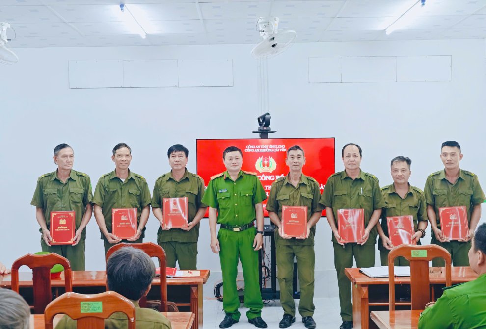 Công an phường Cái Vồn công bố quyết định giải thể, thành lập và kiện toàn các Tổ bảo vệ an ninh trật tự ở cơ sở