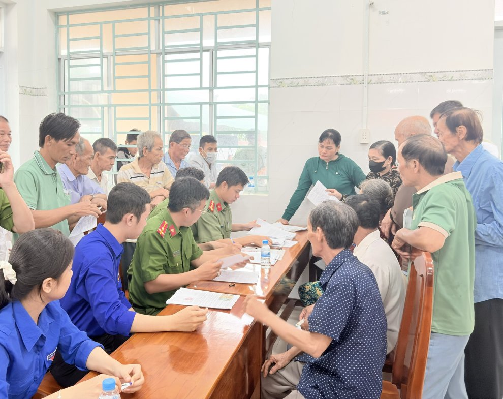 Đội Thanh niên xung kích vì Nhân dân phục vụ xã Hiếu Thành đồng hành cùng thân nhân liệt sĩ thu nhận mẫu sinh phẩm ADN