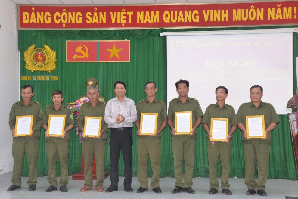 Công an xã Phước Mỹ Trung tổ chức hội nghị công bố các quyết định giải thể, thành lập Tổ bảo vệ ANTT ở cơ sở