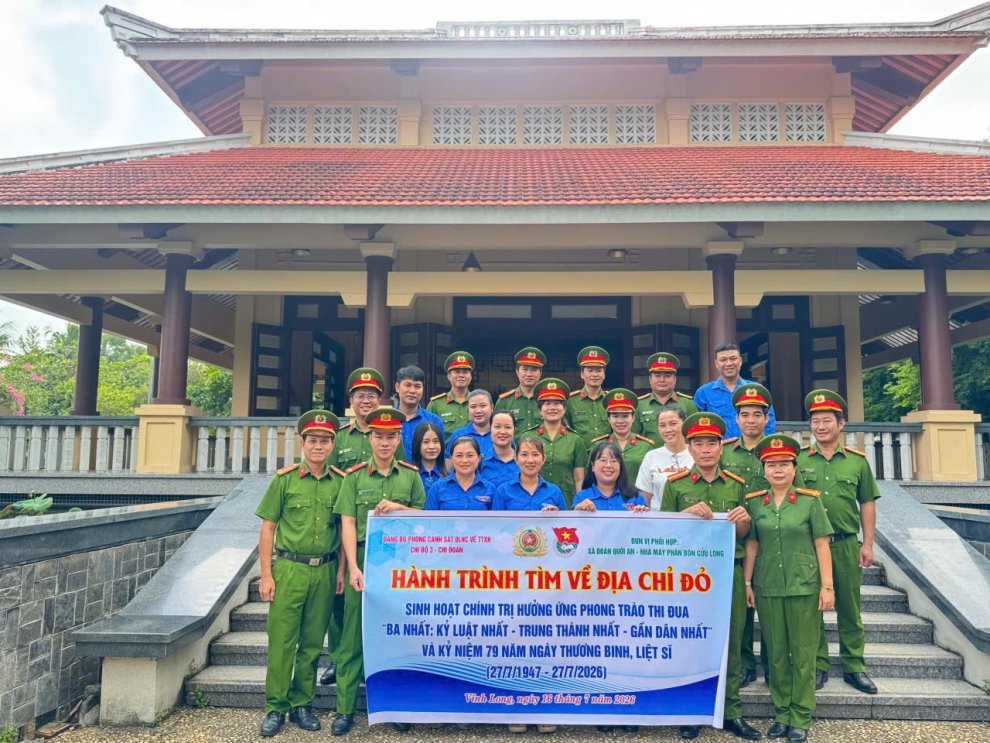 Tuổi trẻ Phòng Cảnh sát QLHC về TTXH tổ chức thăm tặng quà gia đình chính sách