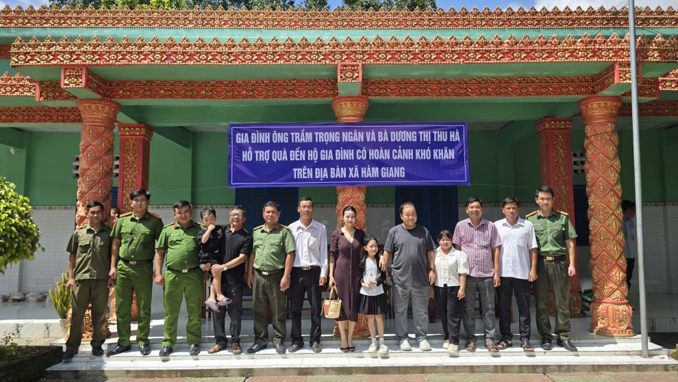 Công an xã Hàm Giang trao quà đối với người dân có hoàn cảnh khó khăn
