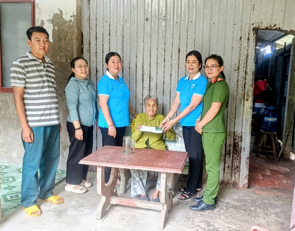 Công an phường Duyên Hải phối hợp thăm hỏi, tặng quà gia đình thương binh, liệt sĩ