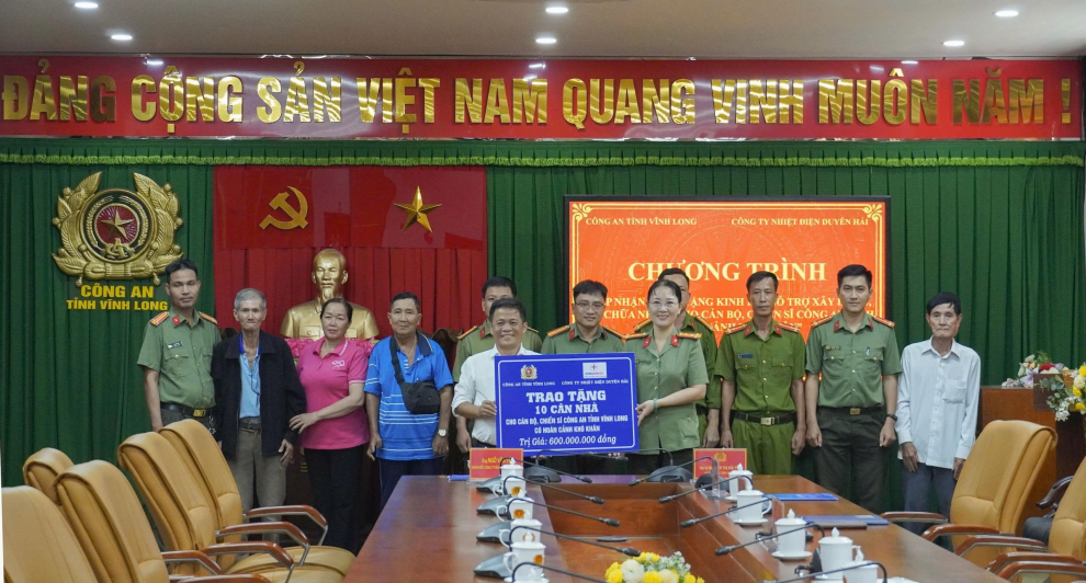 Công an tỉnh Vĩnh Long tiếp nhận, trao tặng kinh phí hỗ trợ xây dựng, sửa chữa nhà ở cán bộ, chiến sĩ có hoàn cảnh khó khăn