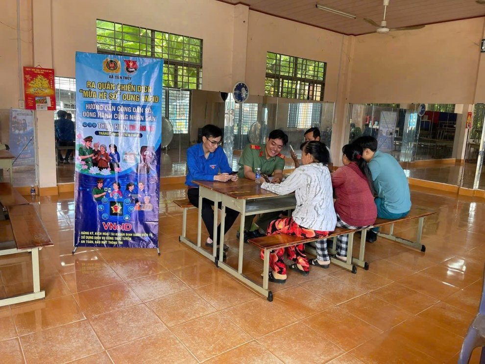 Chi đoàn Công an xã Tiên Thủy ra quân thực hiện chiến dịch “Mùa hè số” cùng VNeID
