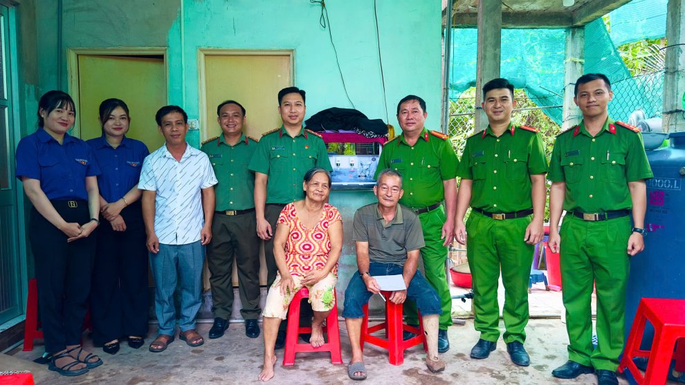 Chi đoàn Công an xã Tân Thủy phối hợp Đội hình Hành quân xanh thăm tặng quà gia đình có công với cách mạng nhân kỷ niệm 79 năm Ngày Thương binh - Liệt sĩ