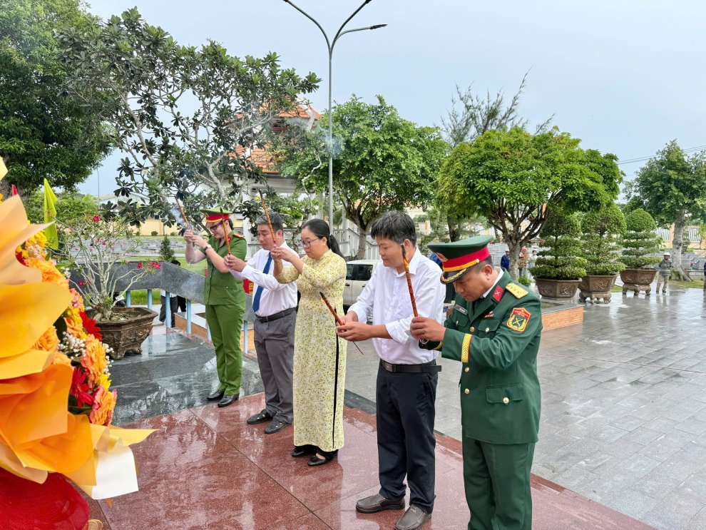 Công an xã Tân Long Hội tham gia lễ dâng hương, dâng hoa tưởng niệm các Anh hùng liệt sĩ