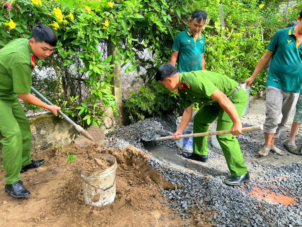 Tuổi trẻ Công an phường Tân Ngãi xung kích trong chiến dịch tình nguyện “Hành quân xanh” năm 2026