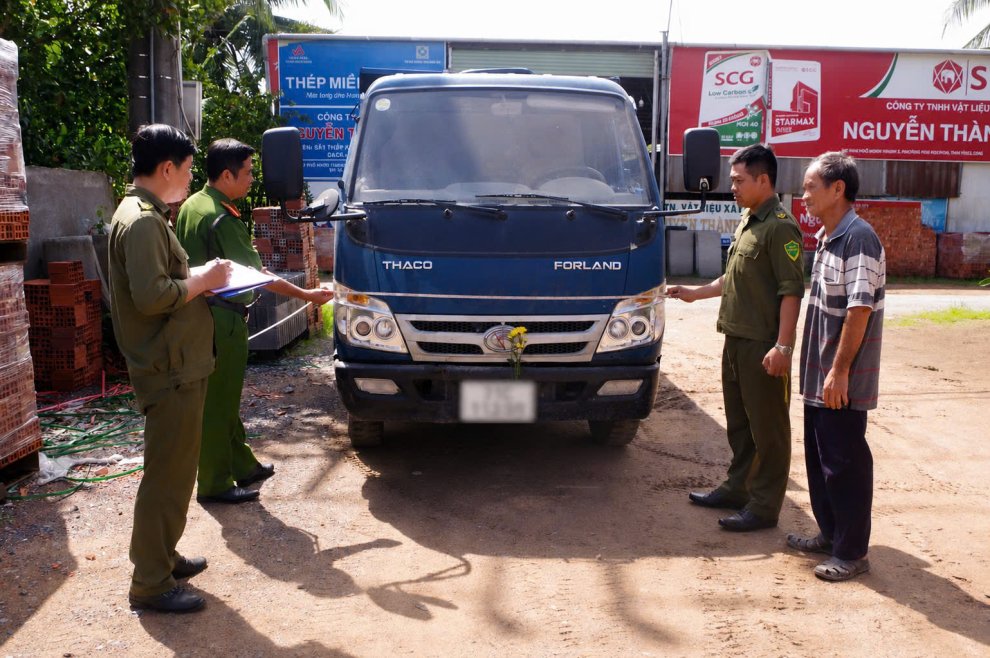 Công an phường Phú Khương tăng cường tổng rà soát phương tiện xe tải tự đổ dưới 15.000kg, xe Limousine và xe kinh doanh vận tải hành khách không đúng quy định
