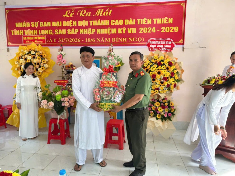 Công an xã Tân Long Hội thăm, chúc mừng Lễ ra mắt Ban đại diện Hội thánh Cao Đài Tiên Thiên tỉnh Vĩnh Long