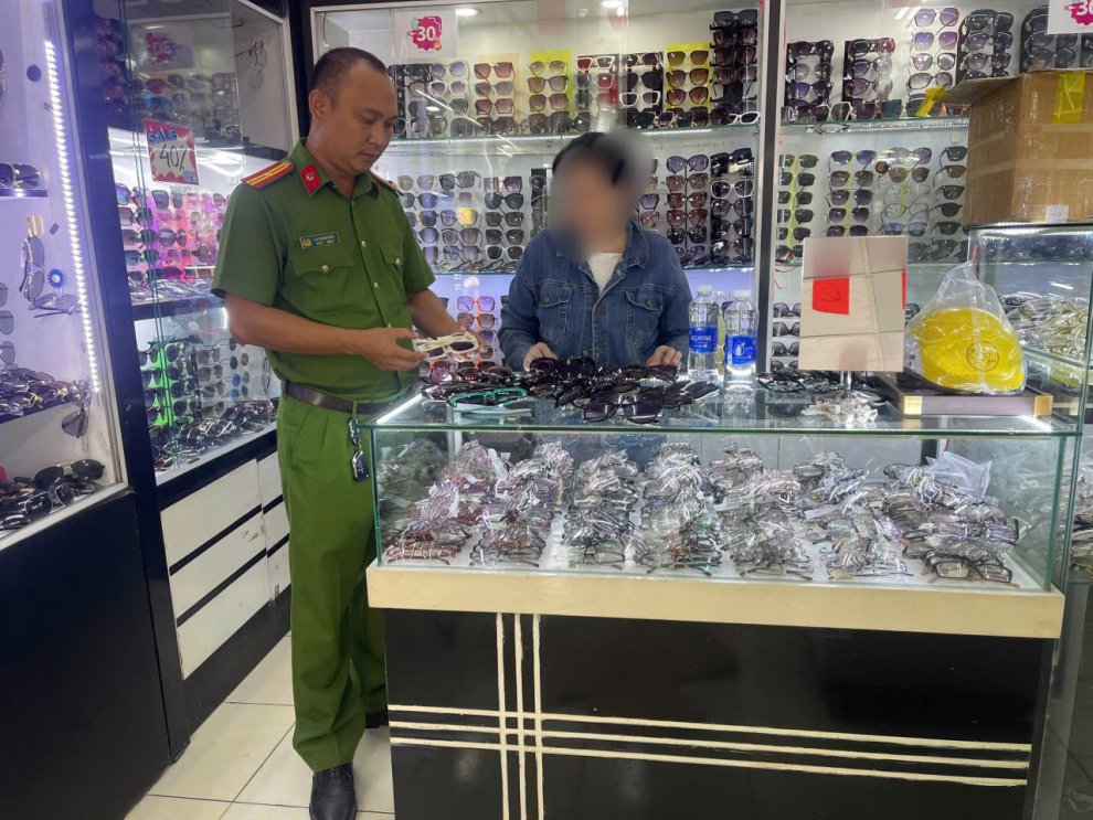 Công an phường Cái Vồn tăng cường kiểm tra việc chấp hành pháp luật về thương mại và sở hữu trí tuệ công nghiệp trên địa bàn