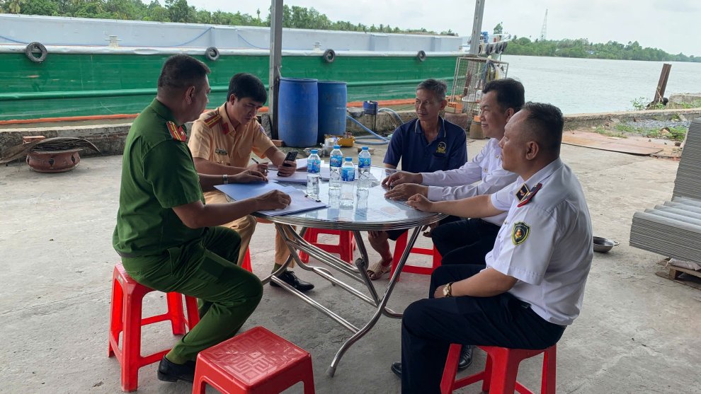 Công an xã An Phú Tân tăng cường kiểm tra, tuyên truyền bảo đảm an toàn giao thông đường thủy trước mùa mưa bão