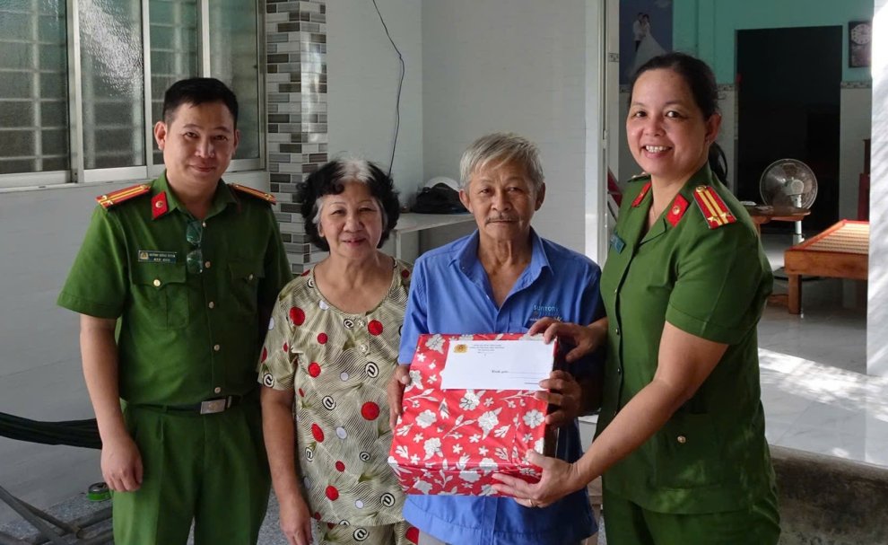 Công an phường Phú Khương thăm, tặng quà nhân dịp 19/8