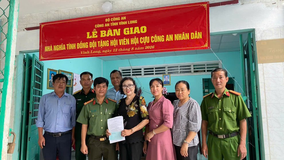 Công an phường Tân Hạnh bàn giao nhà tình nghĩa đối với hội viên Hội Cựu CAND