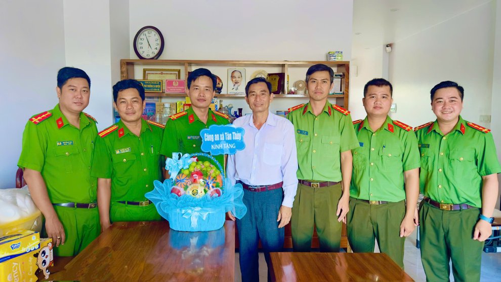 Công an xã Tân Thủy thăm, tặng quà các đồng chí nguyên lãnh đạo Công an huyện Ba Tri qua các thời kỳ