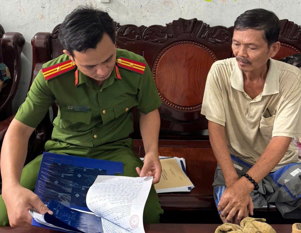 Công an xã Ba Tri tăng cường quản lý cư trú, hoạt động của người nước ngoài trên địa bàn xã