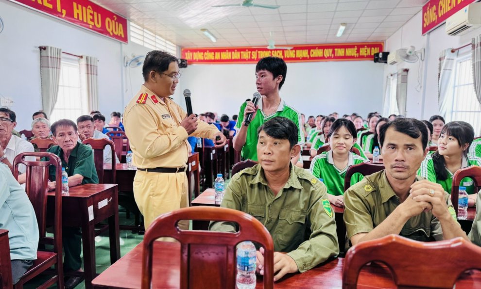Công an xã Tân Quới đẩy mạnh tuyên truyền nâng cao kỹ năng lái xe an toàn năm 2026