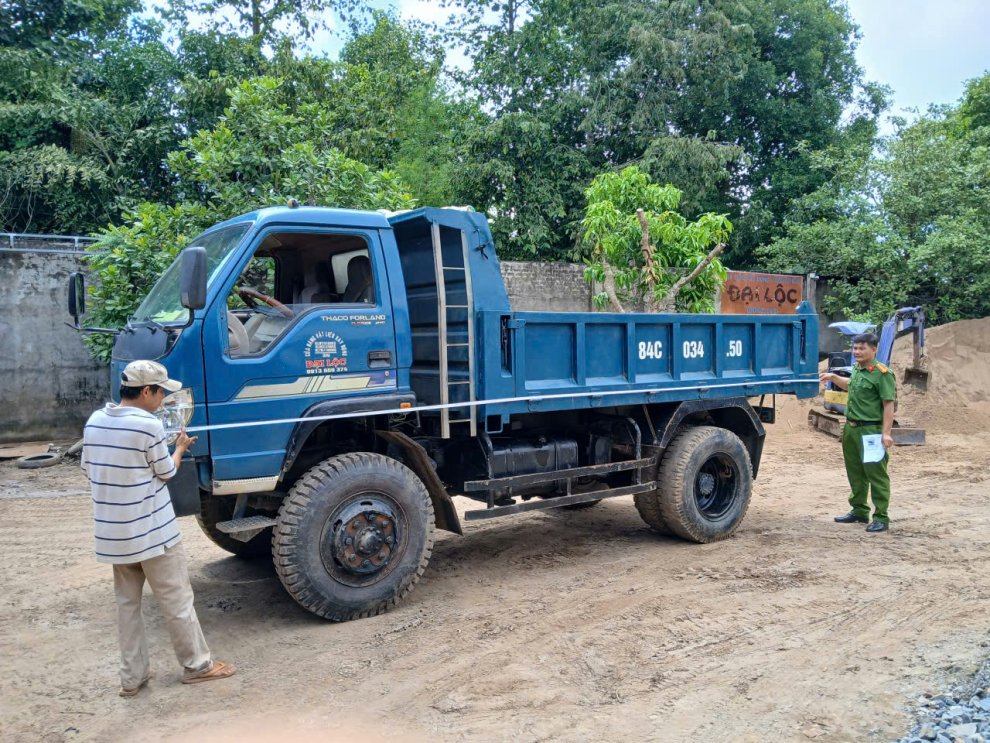 Công an phường Nguyệt Hóa tổng rà soát phương tiện ô tô có tải trọng từ 15.000 kg trở lên