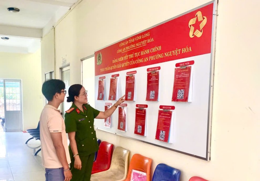 Công an phường Nguyệt Hóa niêm yết bộ quy trình giải quyết thủ tục hành chính