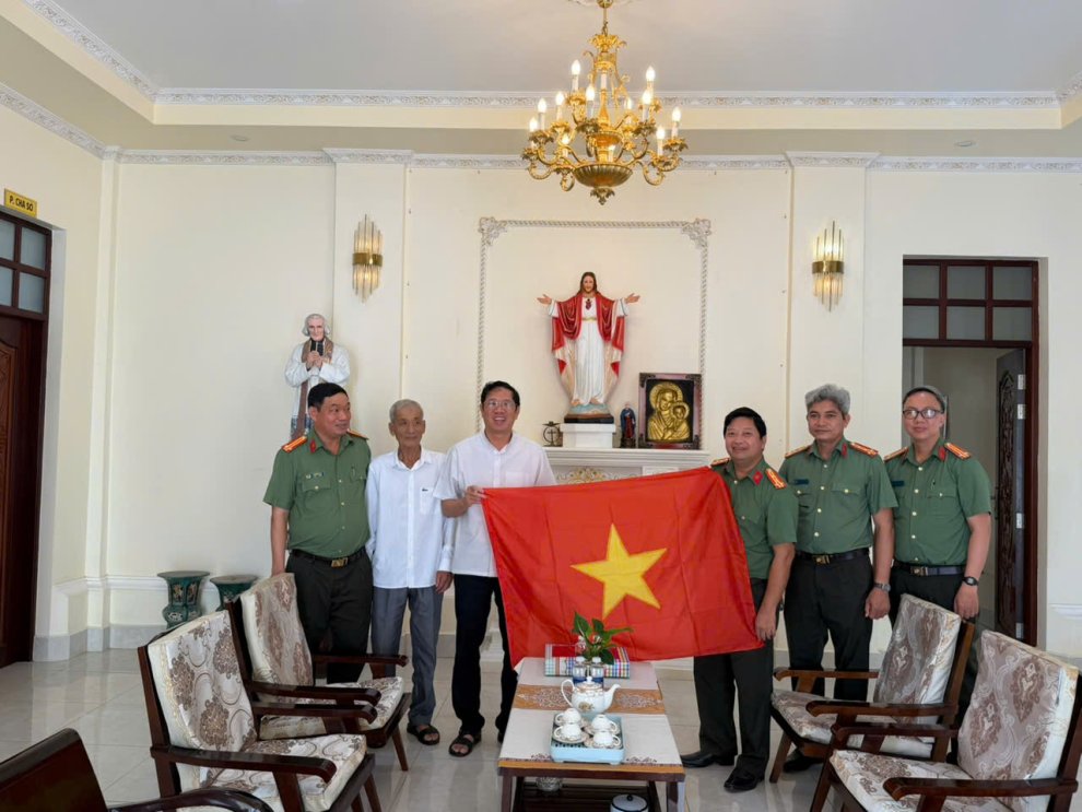 Đại tá Trần Quốc Phục, Phó Giám đốc Công an tỉnh thăm, tặng cờ Tổ quốc các cơ sở tôn giáo