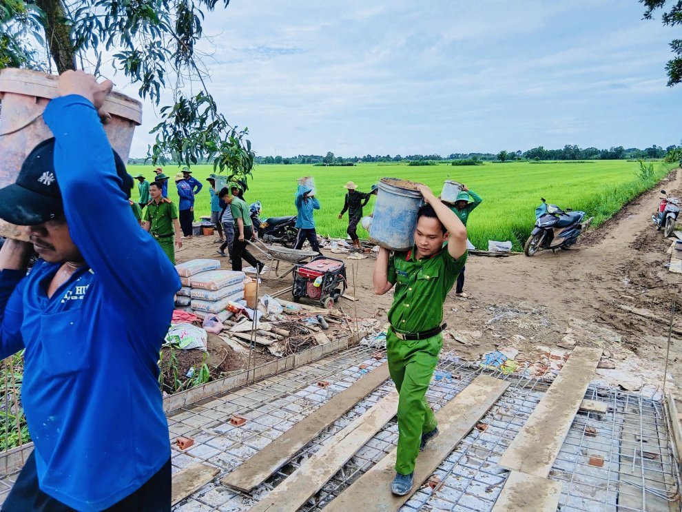 1Đoàn viên Chi đoàn Công an xã Đôn Châu hỗ trợ làm cầu Mai Vân 2