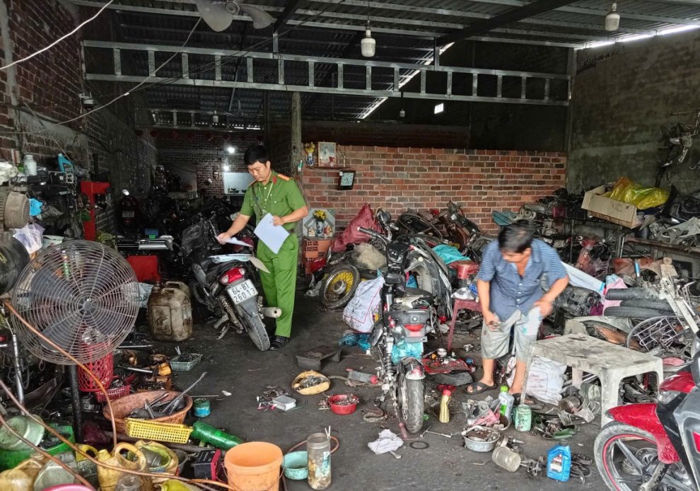 Công an xã Mỹ Thuận tăng cường quản lý, phòng ngừa hành vi “độ, chế” xe mô tô, xe gắn máy