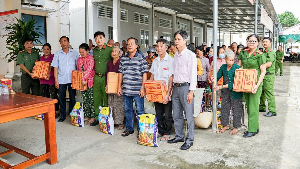 2 Chỉ huy Công an xã Long Hữu trao quà người dân