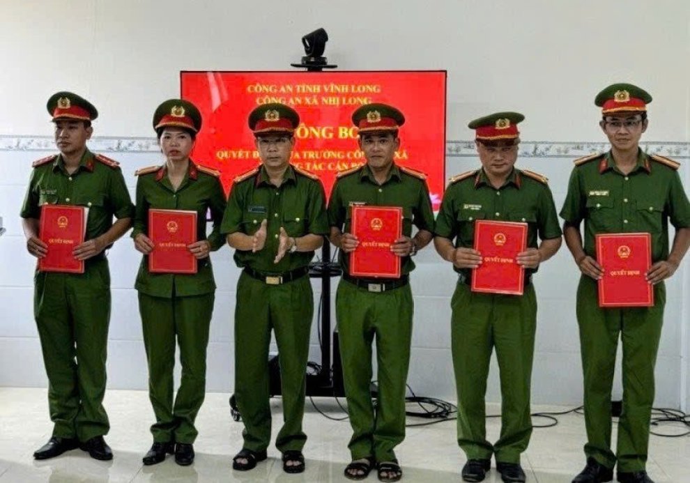 Công an xã Nhị Long điều động, luân chuyển cán bộ