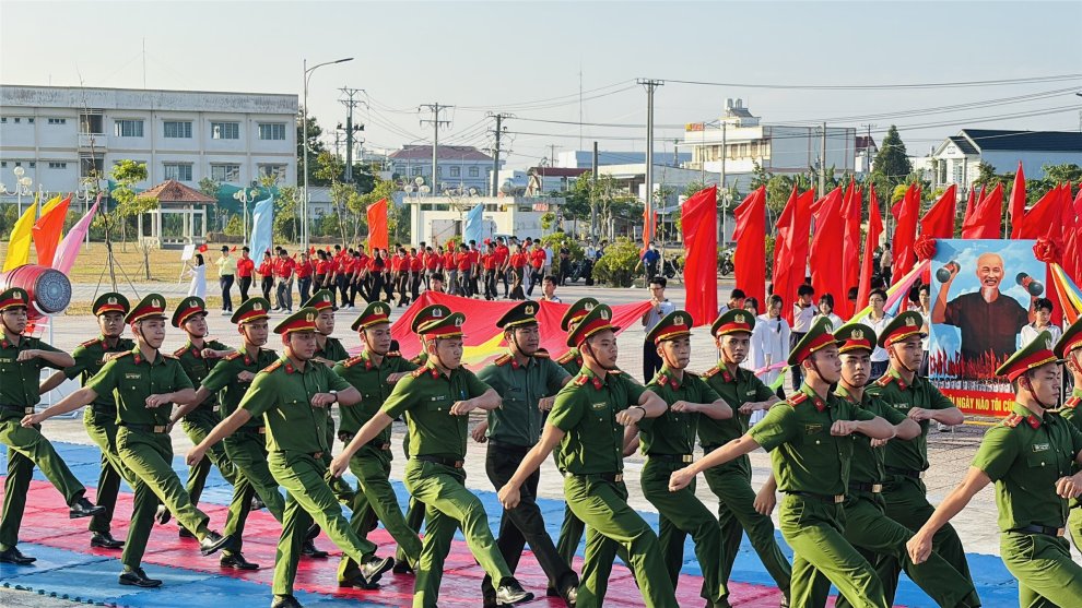 Công an xã Tân Quới bảo đảm an ninh, trật tự và tham gia diễu hành tại Lễ khai mạc Đại hội Thể dục thể thao xã Tân Quới lần thứ I năm 2026