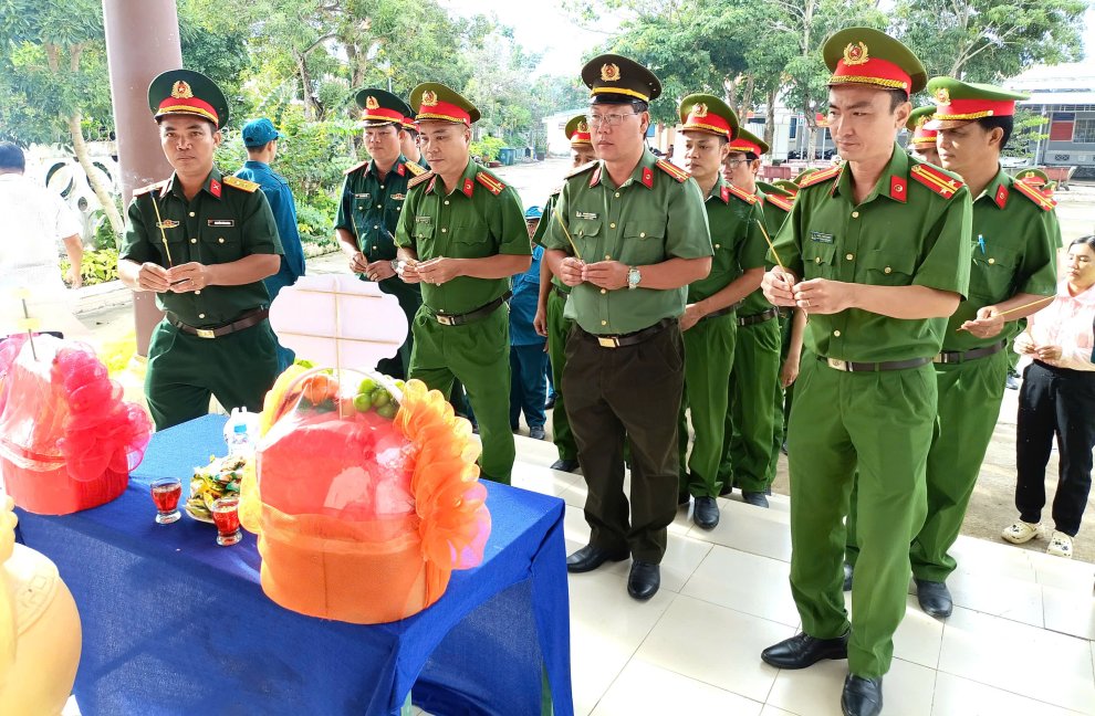 4 Công an xã Long Hữu dâng hương tưởng nhớ các Anh hùng liệt sĩ