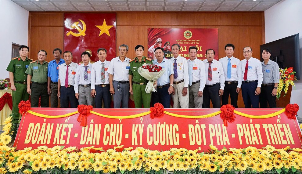 4 Lãnh đạo tặng hoa chúc mừng Ban chấp hành khóa mới, nhiệm kỳ 2026 2031