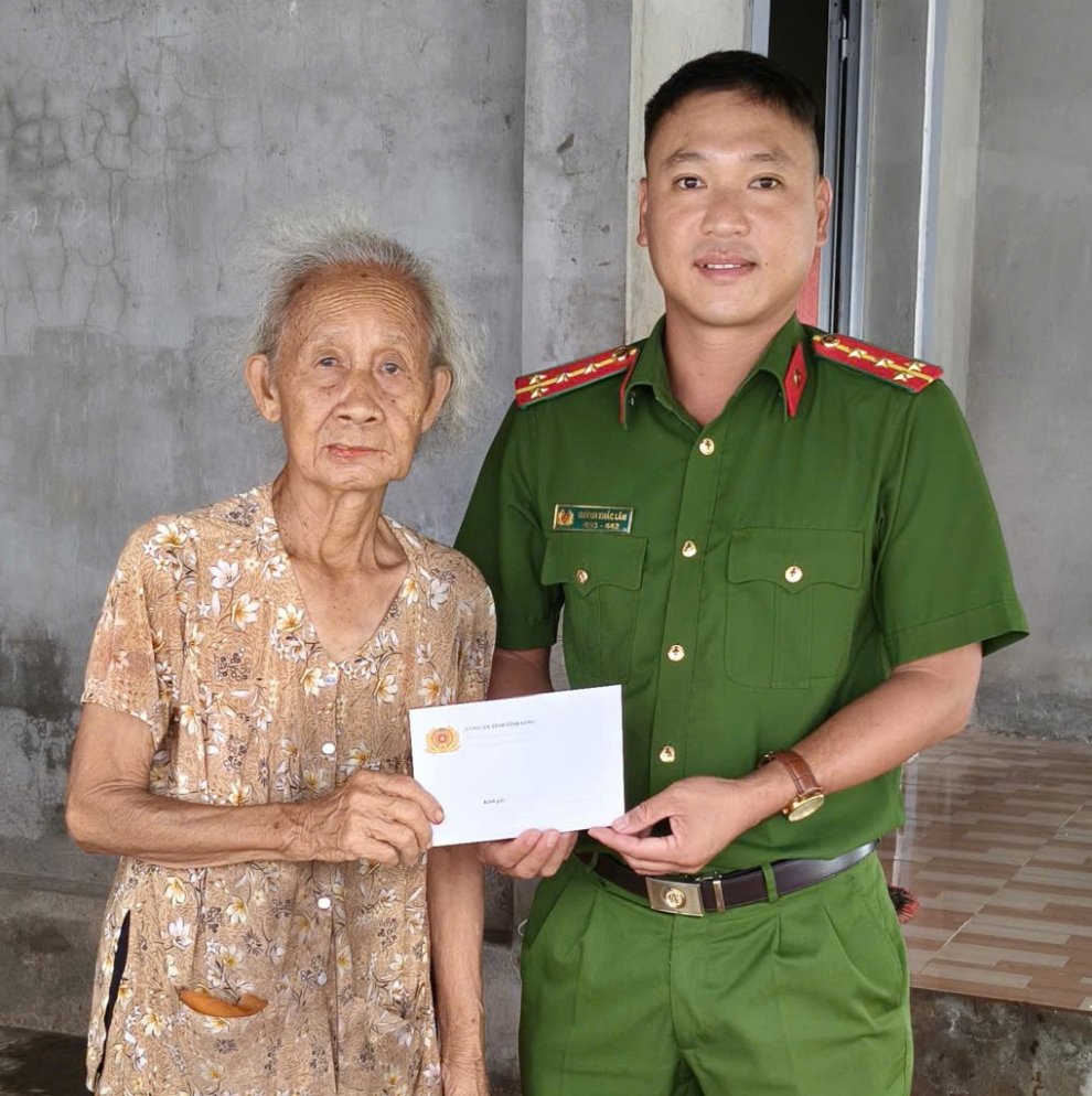 Công an xã Long Hòa tổ chức thăm gia đình chính sách