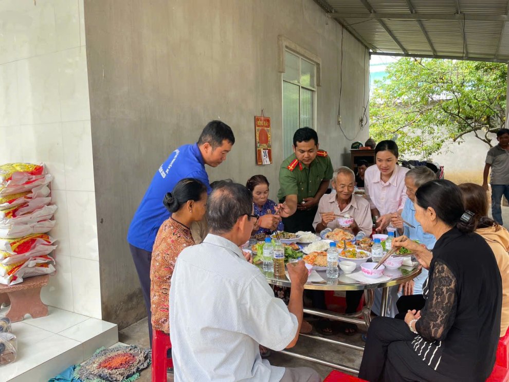 Ảnh 1 Quang cảnh bữa cơm