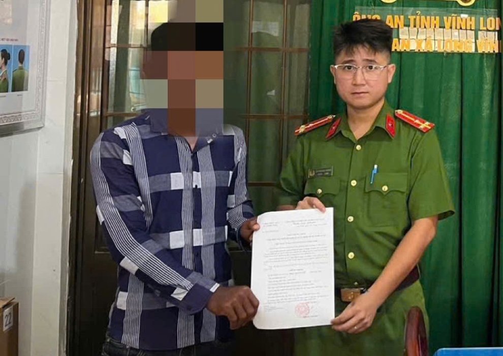 ANH CAX TRAO GIAY CHUNG NHAN