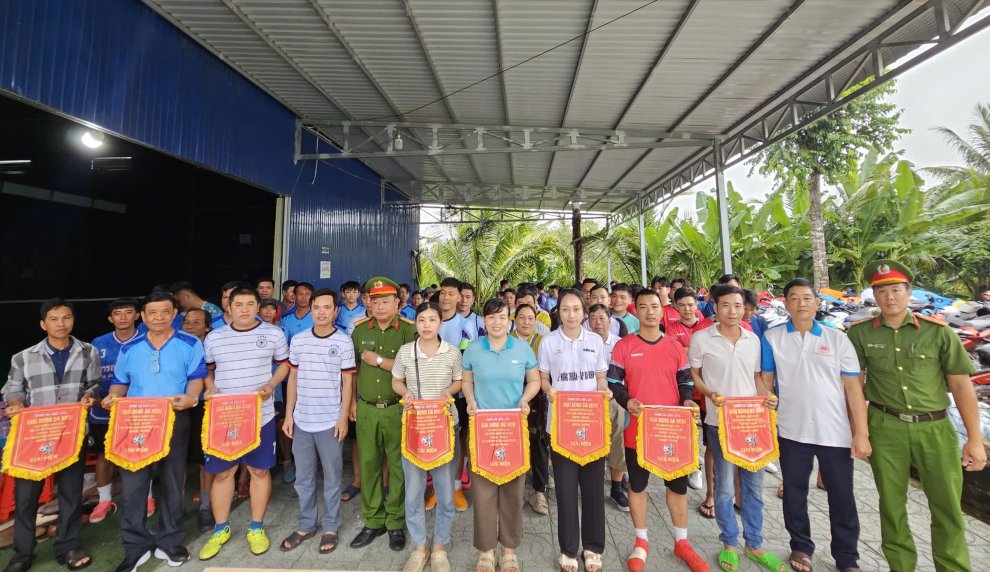 Ảnh chụp các đội nhận cờ lưu niệm