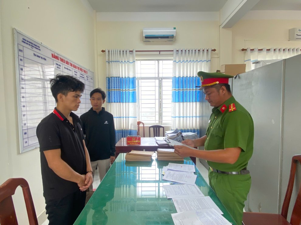 ảnh cơ quan cảnh sát điều tra tống đạt quyết định tạm giam bị can Trịnh Văn Lực