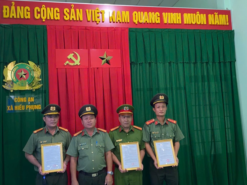 Ảnh Đồng chí Thiếu tá Nguyễn Thanh Phương trao quyết định