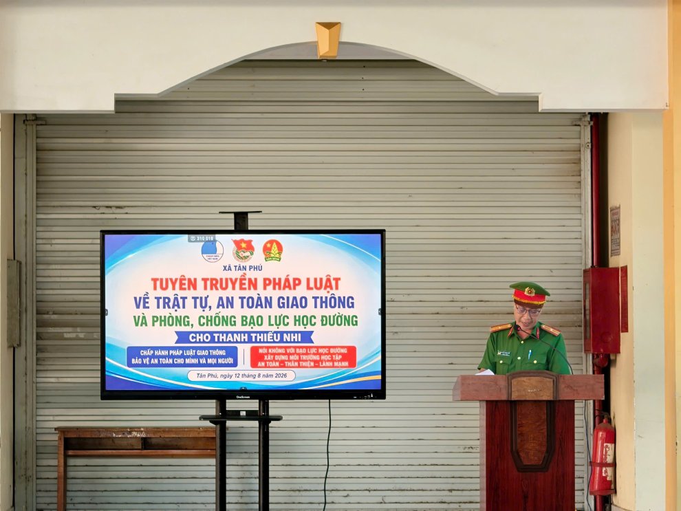 ảnh tuyên truyền cận cảnh