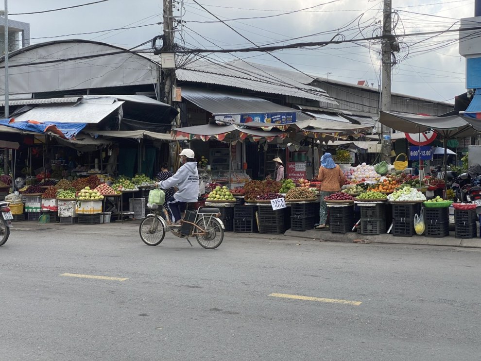 Ảnh Các hộ tiểu thương mua, bán, đặt biển hiệu lấn chiếm lòng đường, vỉa hè