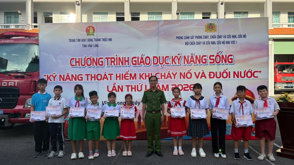 Ban Tổ chức trao giấy chứng nhận hoàn thành khoá học cho các em học viên và chụp ảnh lưu niệm