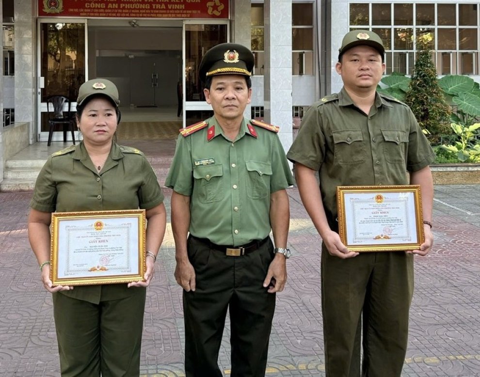 Cá nhân nhận khen khưởng đã đạt thành tích cao tại Hội thi lực lượng tham gia bảo vệ ANTT ở cơ sở giỏi tỉnh Vĩ