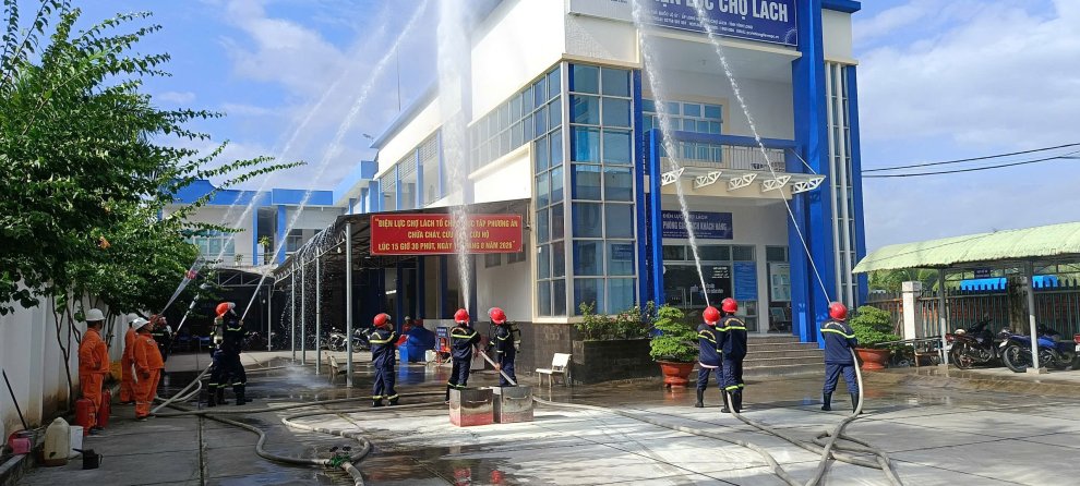 Cán bộ, chiến sĩ Cảnh sát PCCC và CNCH triển khai đội hình chữa cháy