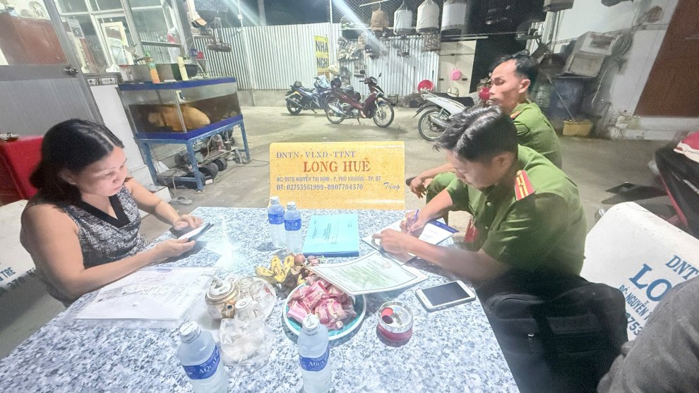 Cán bộ Công an xã Châu Hưng kiểm tra cơ sở kinh doanh nhà nghỉ trên địa bàn